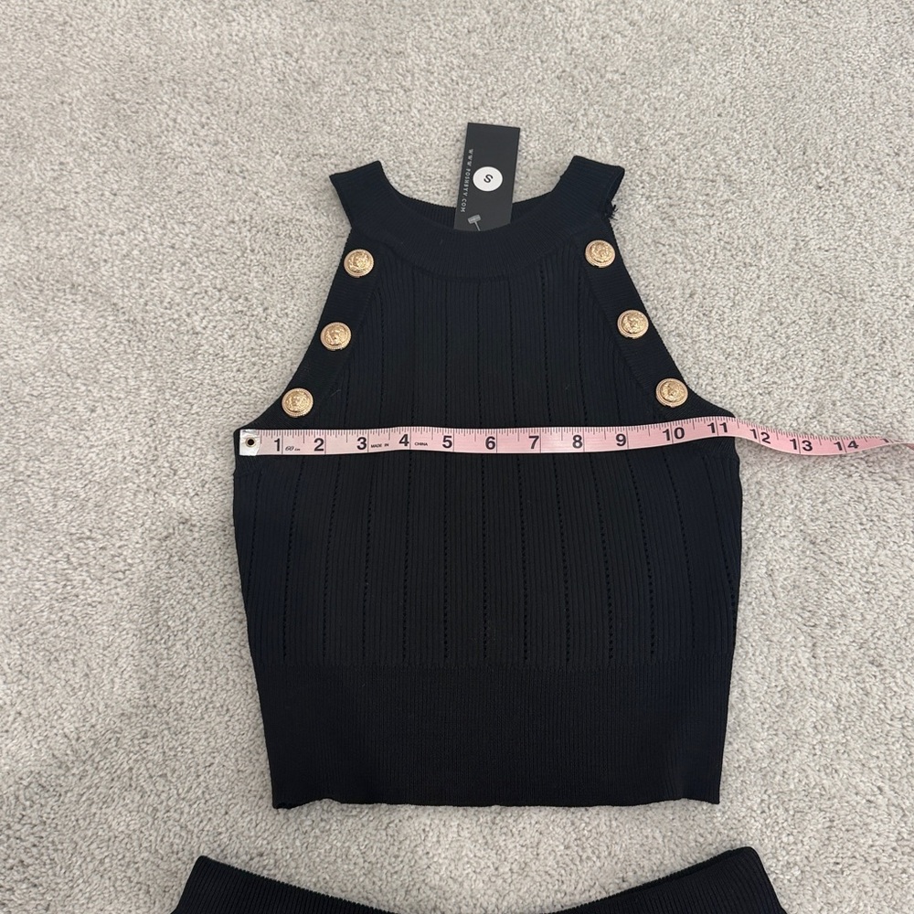 Elegant Black Skirt Set with Gold Accents - Picture 9 of 10